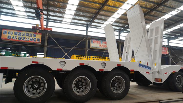 3 Axle 60 Ton Semi Lowbed Trailer for Sale